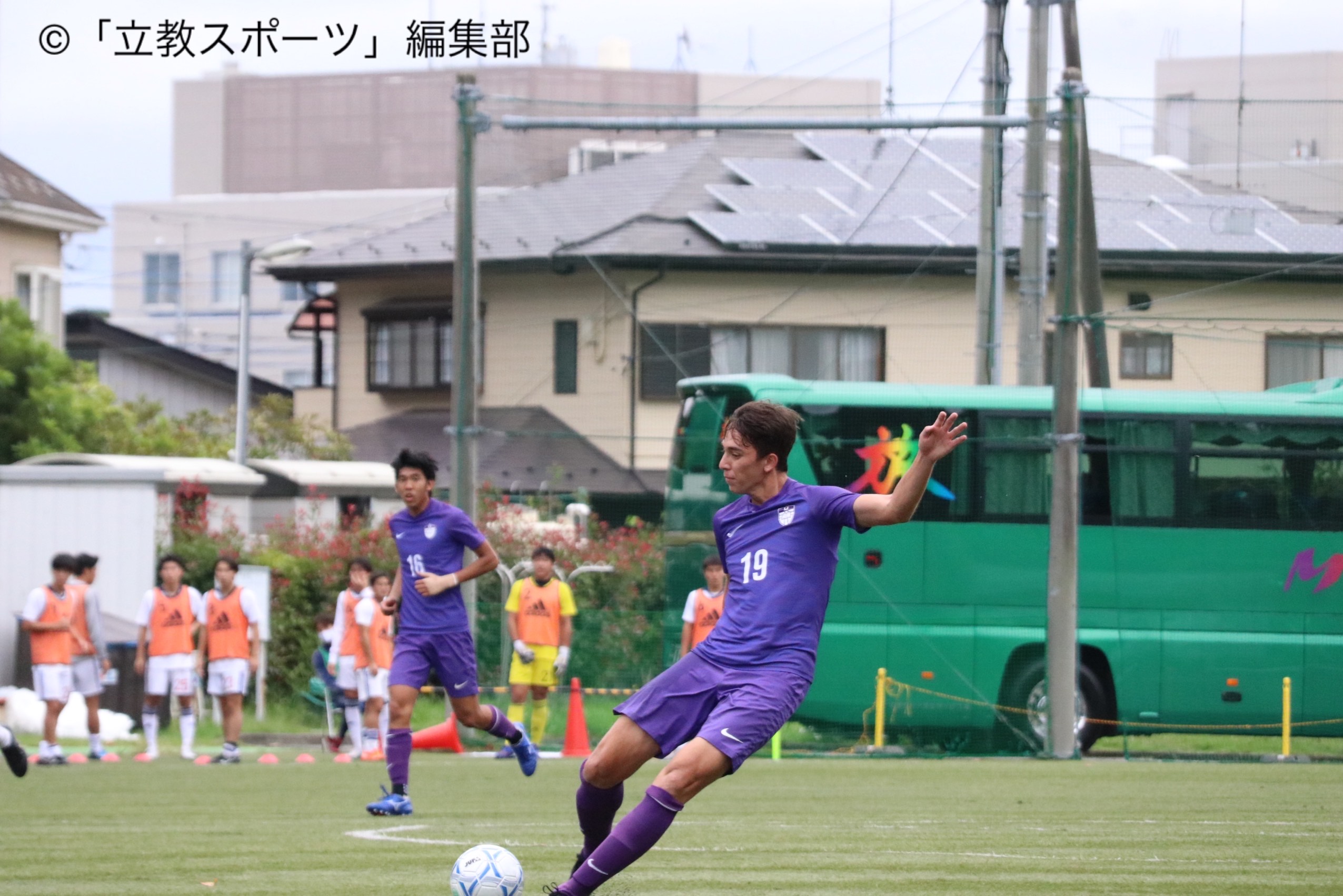 果敢にゴールを狙う宮倉（法３＝川越東）