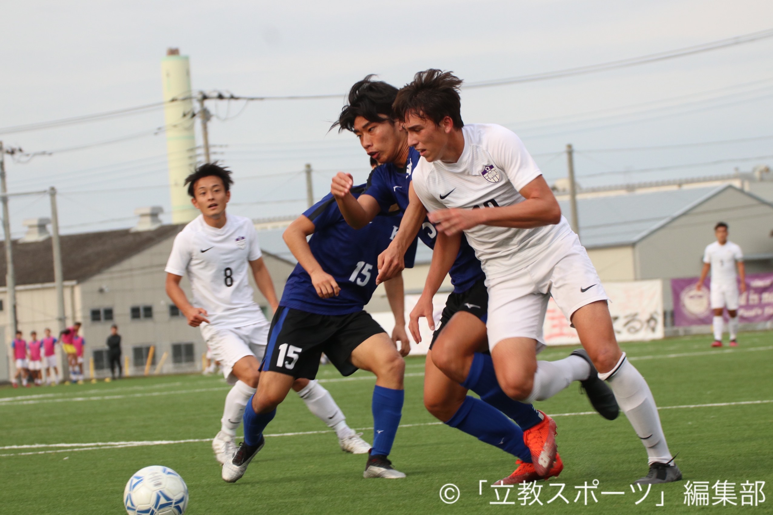 体を張って相手と接戦する宮倉