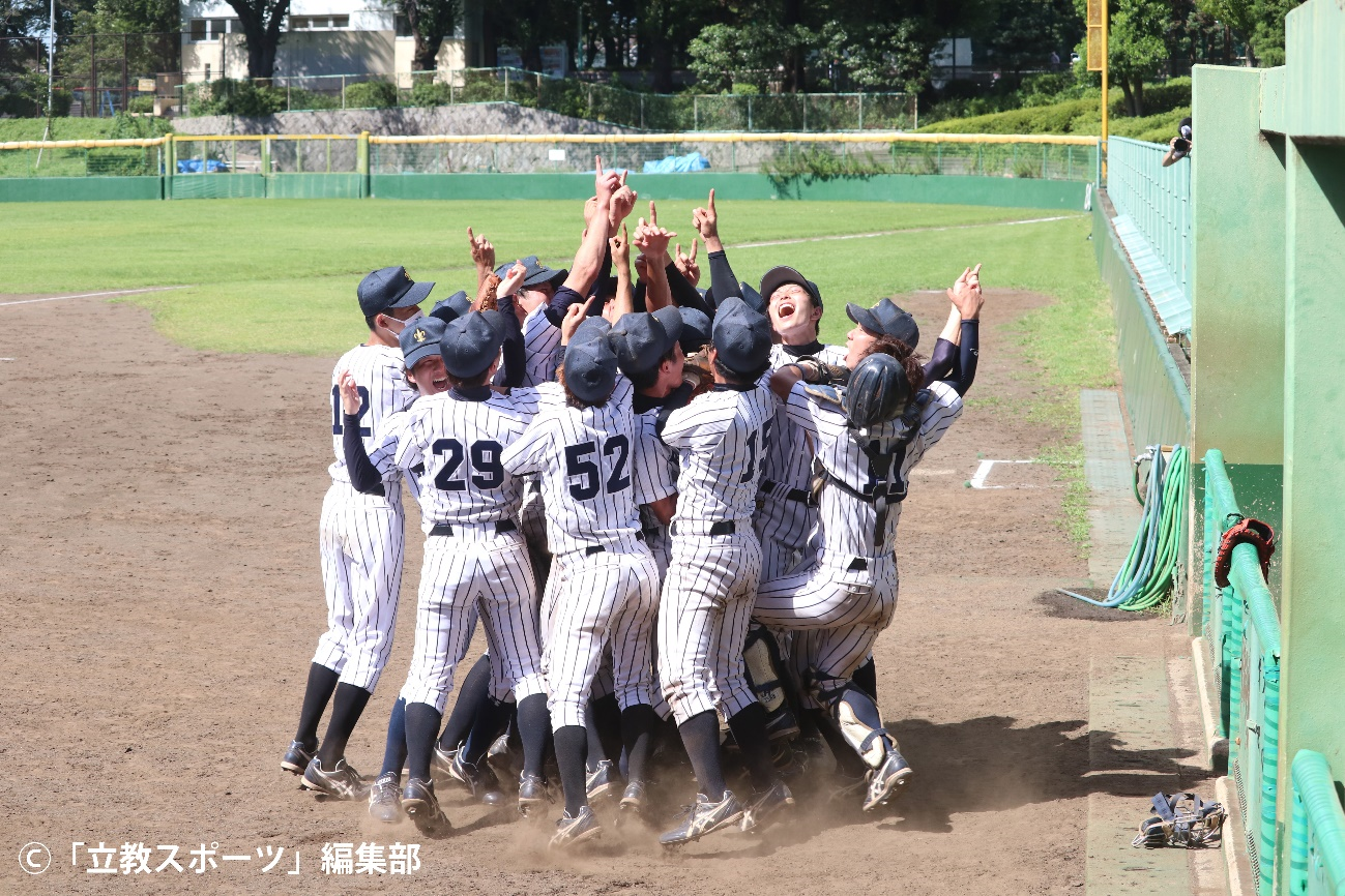 試合後、優勝の喜びに沸く選手達