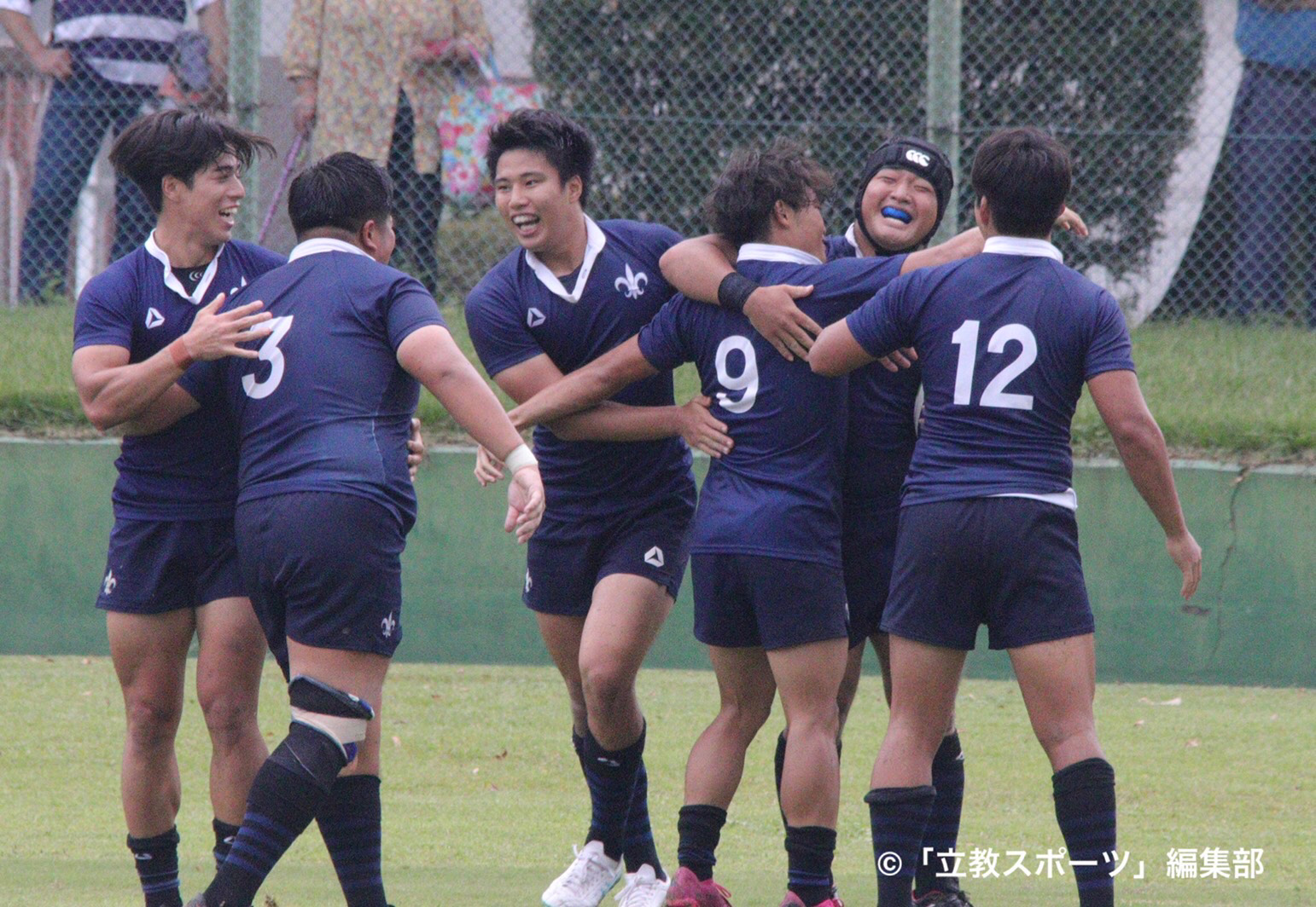 トライを決めた勝沼(写真右から２人目)に駆け寄る選手たち）