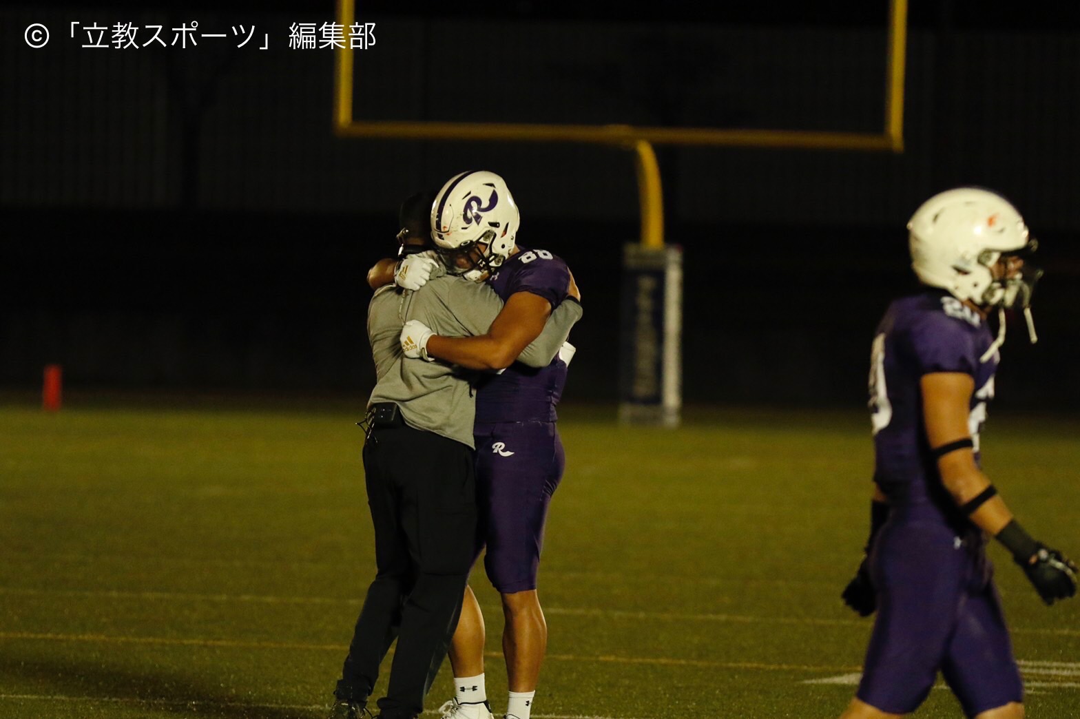 試合後、中村監督と抱き合う主将・宮下